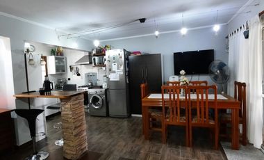 SE VENDE CASA 2 DORMITORIOS, CON AMPLIO VERDE Y GALPON