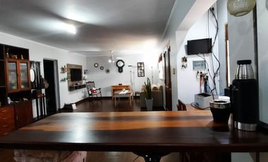 SE VENDE CASA 2 DORMITORIOS, CON AMPLIO VERDE Y GALPON