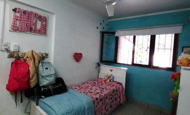 SE VENDE CASA 2 DORMITORIOS, CON AMPLIO VERDE Y GALPON