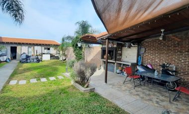 SE VENDE CASA 2 DORMITORIOS, CON AMPLIO VERDE Y GALPON