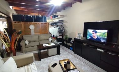 HERMOSA CASA EN VENTA SOBRE CALLE NICOLAS SPITALERI
