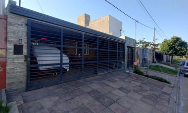 HERMOSA CASA EN VENTA SOBRE CALLE NICOLAS SPITALERI