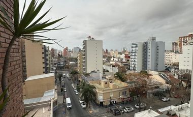 IMPECABLE DEPARTAMENTO DE 3 AMB. AL FRENTE C/COCHERA (Muy Amplia) - PISO ALTO CON PALIER PRIVADO - CARLOS GARDEL AL 100