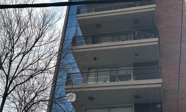 IMPECABLE DEPARTAMENTO DE 3 AMB. AL FRENTE C/COCHERA (Muy Amplia) - PISO ALTO CON PALIER PRIVADO - CARLOS GARDEL AL 100