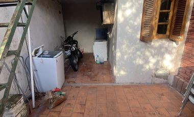 IMPORTANTE PROPIEDAD DOS CASAS CON DOS LOCALES