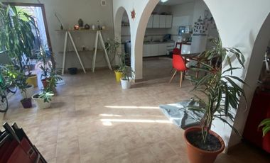 IMPORTANTE PROPIEDAD DOS CASAS CON DOS LOCALES