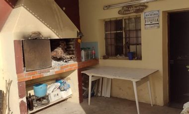 VENTA de CASA c/IMPORTANTE TERRENO - CRISOLOGO LARRALDE, PARANA