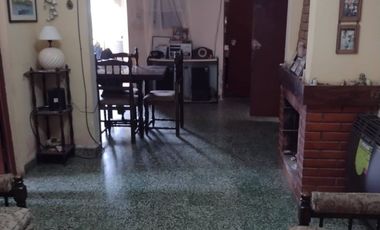 VENTA de CASA c/IMPORTANTE TERRENO - CRISOLOGO LARRALDE, PARANA