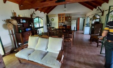 CLUB DE CAMPO LAS COLINAS VENDO CASA CON AMPLIO PARQUIZADO