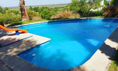 CLUB DE CAMPO LAS COLINAS VENDO CASA CON AMPLIO PARQUIZADO