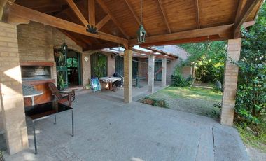 CLUB DE CAMPO LAS COLINAS VENDO CASA CON AMPLIO PARQUIZADO