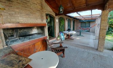 CLUB DE CAMPO LAS COLINAS VENDO CASA CON AMPLIO PARQUIZADO