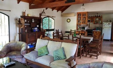 CLUB DE CAMPO LAS COLINAS VENDO CASA CON AMPLIO PARQUIZADO