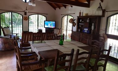 CLUB DE CAMPO LAS COLINAS VENDO CASA CON AMPLIO PARQUIZADO
