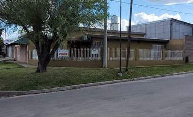 VENTA de CASA y LOCAL - GDOR. E. MIHURA, PARANA