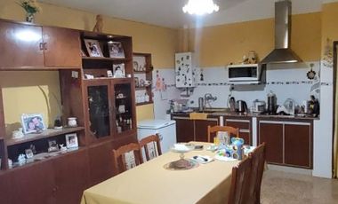 VENTA de CASA y LOCAL - GDOR. E. MIHURA, PARANA