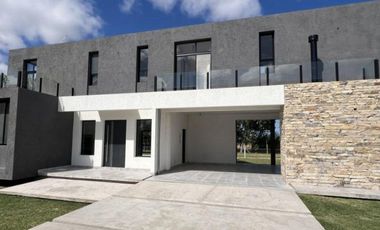 Casa a estrenar de 4 ambientes con piscina en BÂ° La Madalena Canning