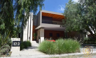 Venta de Residencia en Country Club Corregidora