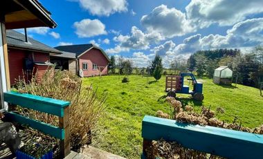 CASA DE 2 PISOS EN FRUTILLAR ALTO, VILLA ALEGRE