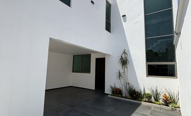 Casa en venta con roof garden y recámara en PB– Fracc. Santa María