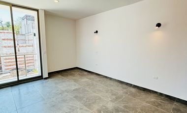 Casa en venta con roof garden y recámara en PB– Fracc. Santa María