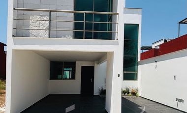 Casa en venta con roof garden y recámara en PB– Fracc. Santa María