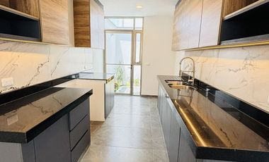 Casa en venta con roof garden y recámara en PB– Fracc. Santa María