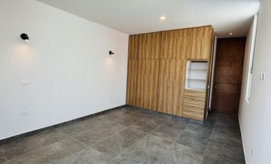 Casa en venta con roof garden y recámara en PB– Fracc. Santa María