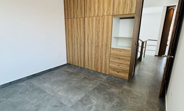 Casa en venta con roof garden y recámara en PB– Fracc. Santa María