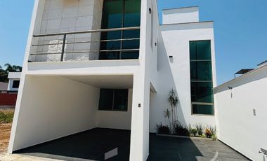 Casa en venta con roof garden y recámara en PB– Fracc. Santa María