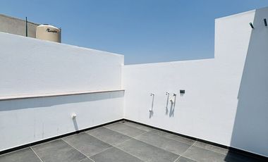 Casa en venta con roof garden y recámara en PB– Fracc. Santa María