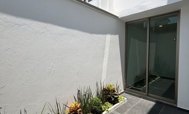 Casa en venta con roof garden y recámara en PB– Fracc. Santa María