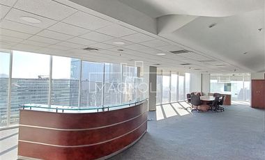 Oficina en Arriendo en A pasos del Metro Manquehue, Futura línea 7 del Metro, excelente conectiviad