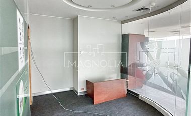 Oficina en Arriendo en A pasos del Metro Manquehue, Futura línea 7 del Metro, excelente conectiviad