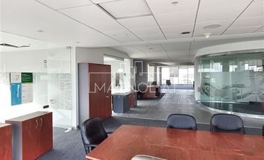 Oficina en Arriendo en A pasos del Metro Manquehue, Futura línea 7 del Metro, excelente conectiviad