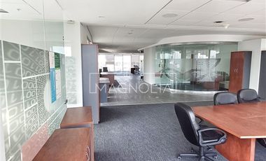 Oficina en Arriendo en A pasos del Metro Manquehue, Futura línea 7 del Metro, excelente conectiviad