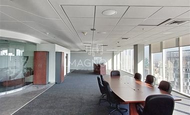 Oficina en Arriendo en A pasos del Metro Manquehue, Futura línea 7 del Metro, excelente conectiviad