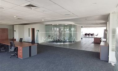 Oficina en Arriendo en A pasos del Metro Manquehue, Futura línea 7 del Metro, excelente conectiviad