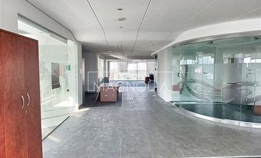 Oficina en Arriendo en A pasos del Metro Manquehue, Futura línea 7 del Metro, excelente conectiviad