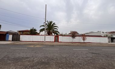 SE VENDE AMPLIA CASA CON PATIO Y GALPONES