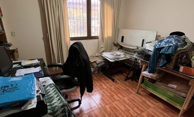 SE VENDE AMPLIA CASA CON PATIO Y GALPONES
