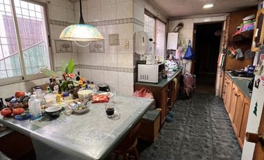 SE VENDE AMPLIA CASA CON PATIO Y GALPONES