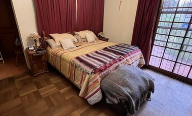 SE VENDE AMPLIA CASA CON PATIO Y GALPONES