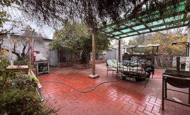 SE VENDE AMPLIA CASA CON PATIO Y GALPONES