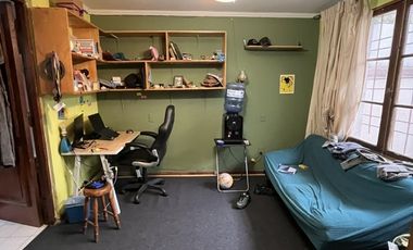 SE VENDE AMPLIA CASA CON PATIO Y GALPONES