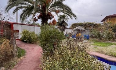 SE VENDE AMPLIA CASA CON PATIO Y GALPONES