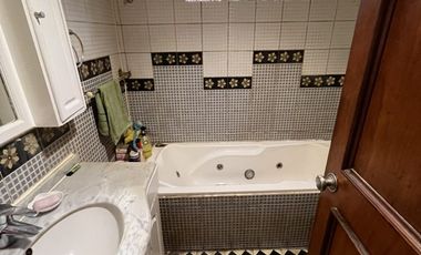 SE VENDE AMPLIA CASA CON PATIO Y GALPONES