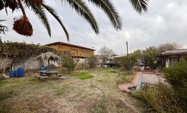 SE VENDE AMPLIA CASA CON PATIO Y GALPONES