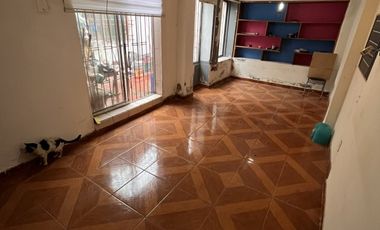 SE VENDE AMPLIA CASA CON PATIO Y GALPONES