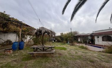 SE VENDE AMPLIA CASA CON PATIO Y GALPONES
